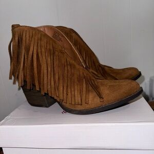NWT brown fringed bootie. Size 7.5
